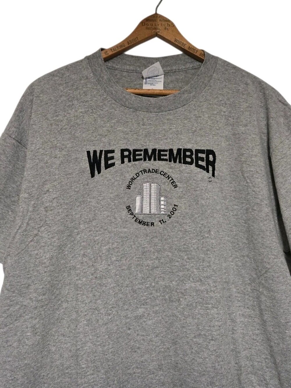 Vintage 2001 World Trade Center We Remember 9/11 T-shirt Men's Large Embroidered